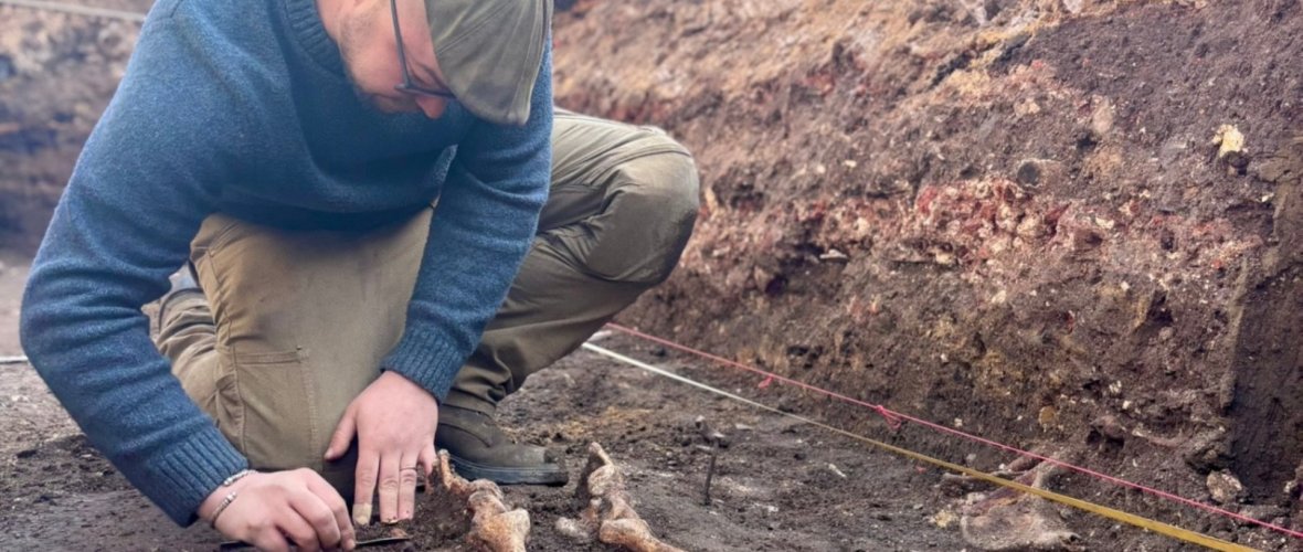 Archäologen bei den Arbeiten am Theaterplatz