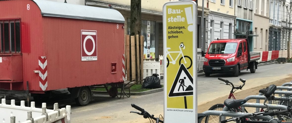 Baustelle mit Schild