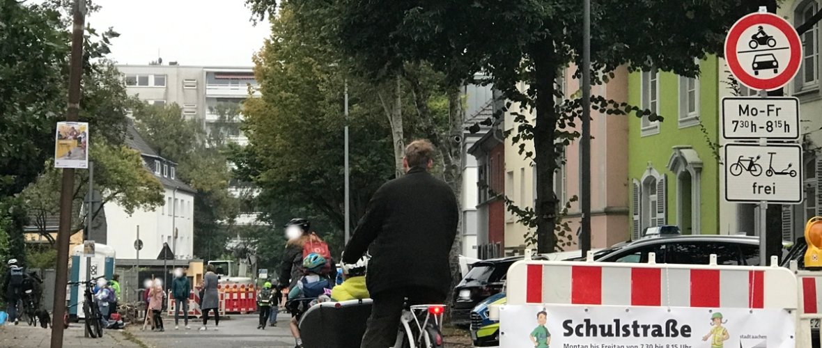 Verkehrszeichen und Absperrung für die Schulstraße