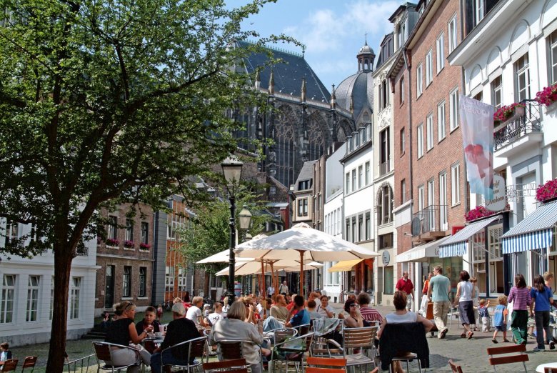 Besucher nutzen die Außengastronomie am Aachener hof
