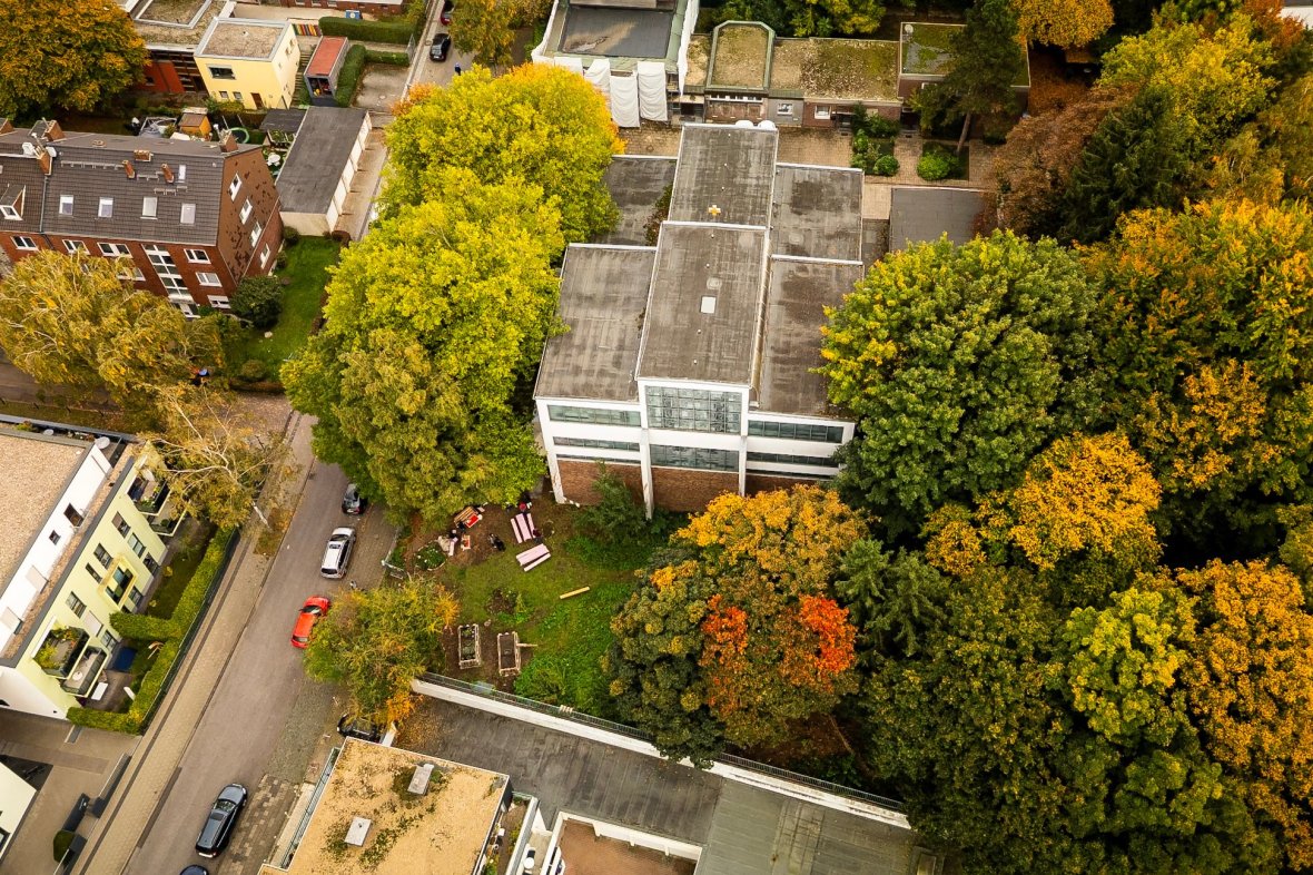 Luftansicht der Kirche St. Bonifatius mit grünen Baumkronen um der Kirche.