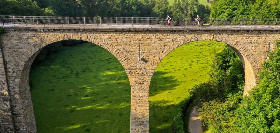 Stadt Aachen 2021 Großes Viadukt, über das mit Fahrrädern gefahren wird, in einer grünen Landschaft mit Wiesen und Bäumen