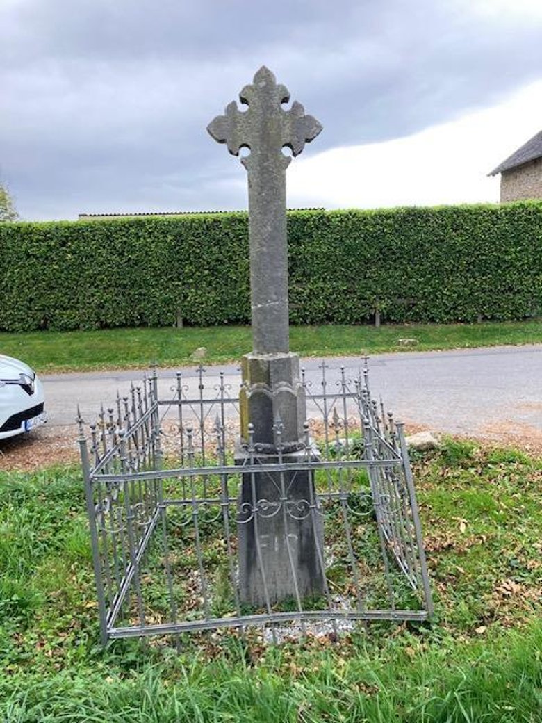 Ein Grabkreuz aus dem Jahr 1832 aufgestellt als Wegekreuz