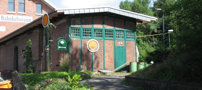 altes Gebäude mit der Aufschrift "Bahnhofsvision"