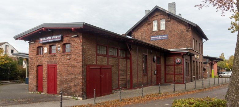 Altes Gebäude mit der Aufschrift "Brander Bahnhof"