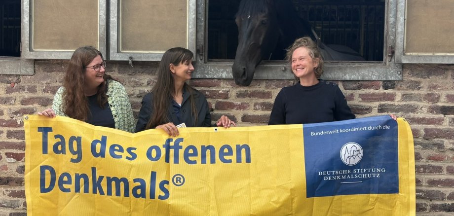 Freuen sich auf den Tag des offenen Denkmals 2024: Elke Grünefeld vom städtischen Gebäudemanagement (von links), Melanie Niemeyer vom Reitverein gut Hanbruch und Stadtkonservatorin Monika Krücken.