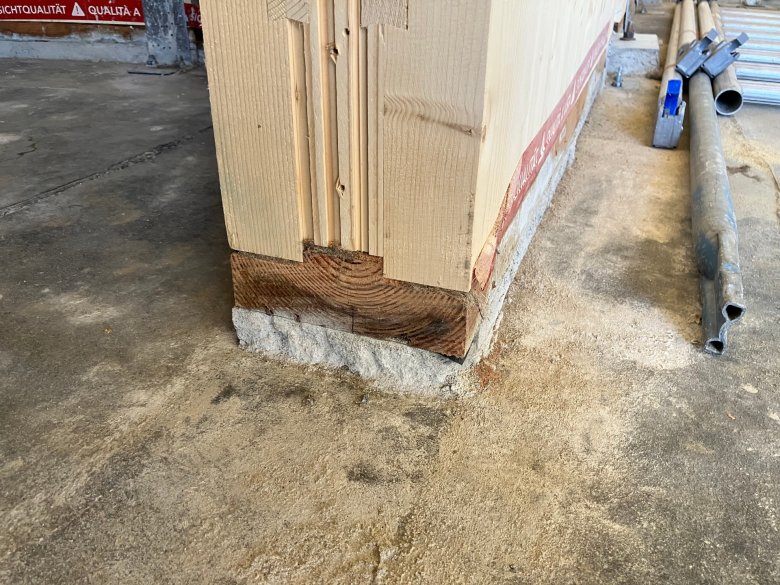 Nievellierte Aufstellung der Holzwände