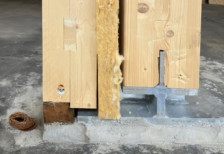 Fußpunkt einer Schallschutzwand mit Erdbebensicherung