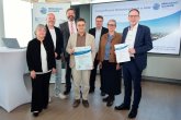 Auszeichnung_Breitbendenstraße_Gruppe1_c_NRW.Energy4Climate_GmbH_2025 Übergabe der Auszeichnung, von links nach rechts: Gabriele Hajok (Abteilungsleitung Gebäudemanagement), Christoph Salentin (PBS-Architekten Aachen), Jens Hausschild (Betriebsleitung Gebäudemanagement), Leonidas Papadopoulos (Projektleitung Gebäudemanagement), Herr Petersdorff (Ministerium MWIKE NRW) Silke Krebs (Staatssekretärin Ministerium MWIKE NRW), Heiko Thomas (Dezernat Umwelt Stadt Aachen)