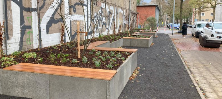 Zur Verschönerung und Vergemütlichung des Stadtraumes wurden auf dem Bunkervorplatz Hochbeete angeordnet.