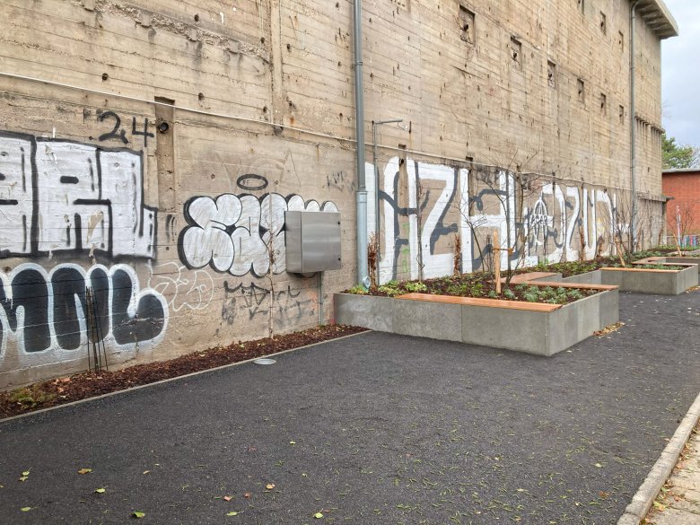 Es wurde genug Fläche bewahrt, damit Quartiersfeste auf dem Vorplatz stattfinden können.