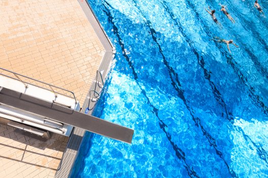 Das Freibad mit den neuen Edelstahlbecken aus der Vogelperspektive.