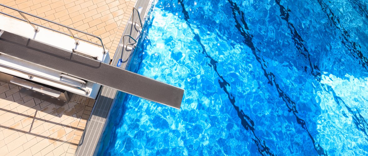 Das Freibad mit den neuen Edelstahlbecken aus der Vogelperspektive.