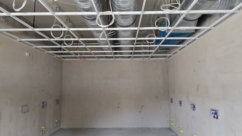Die Abhangdecke und die Wandistallationen im Damen-WC