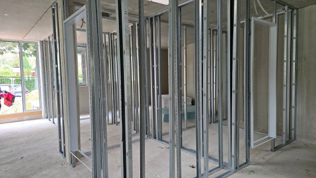 Die Trockenbau-Unterkonstruktion in der Wohnung wurde erstellt.