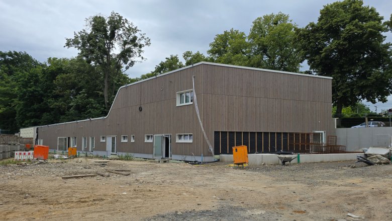 Die Holzfassade an der Freibadseite wurde fertiggestellt und das Gerüst abgebaut.