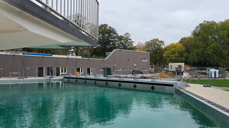 Eine neue Perspektive auf das neue Hauptgebäude nach dem Rückbau der Interims-Container