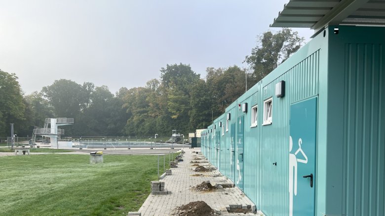 Vorbereitungen für die Demontage der Container