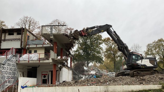 Rückbauarbeiten mit schwerem Gerät