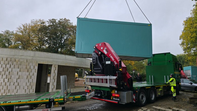 Absetzen der Container in räumlicher Enge