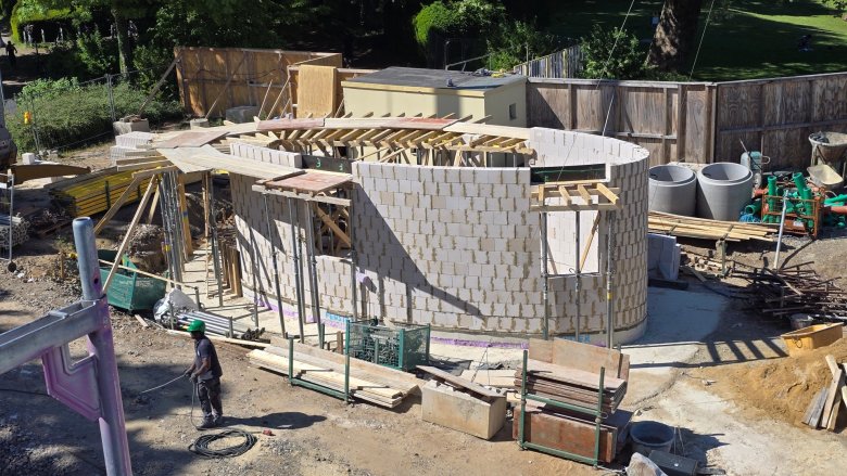 Das Mauerwerk des gerundeten Grundrisses des Kassenhäuschens ist fertiggestellt.
