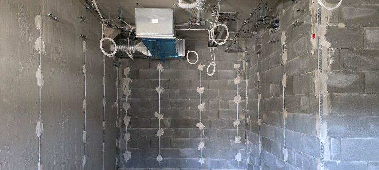 Die Vorarbeiten für die Putzarbeiten im Duschbereich sind erfolgt. 