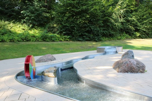 Der Bachlauf für Kinder mit dem bunten Wasserrad.