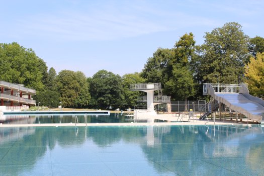 Blick über die neuen Edelstahlbecken, rechts im Bild die neue Rutsche.