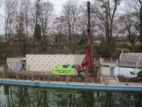 Filterhaus_mit_Spundbagger_c_E26_2014 Im Hintergrund das Filterhaus, im Vordergrund der Spundbagger im Bereich des zukünftigen , unterirdischen Pumpenhauses.