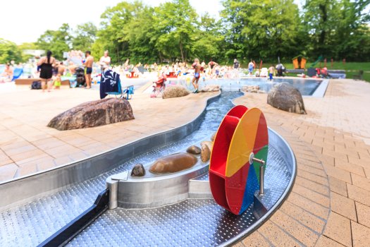 Der Bachlauf für Kinder im Aachener Freibad Hangeweiher.