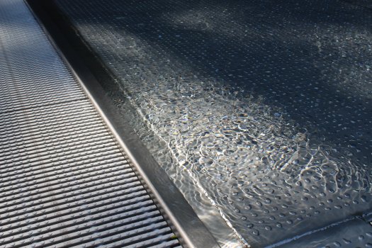 Detail der neuen Edelstahlbecken mit den neuen Überlaufrinnen.