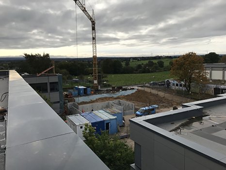 Die Halbfertigteilwände des Untergeschosses sind gestellt.