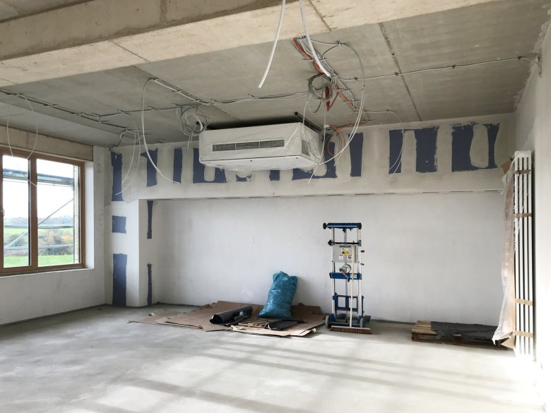 Die Montage der Lüftungsgeräte und der Heizkörper ist in Arbeit.