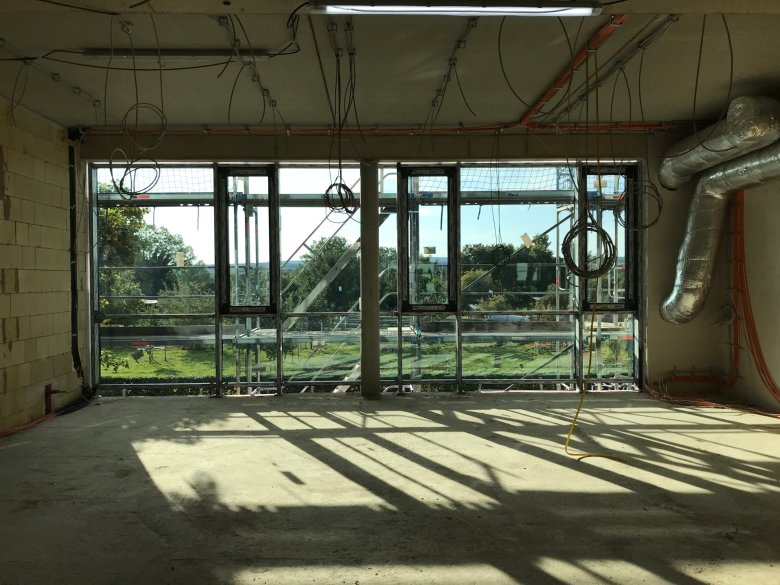 Zurzeit erfolgen die Fenster- und Fassadenarbeiten.