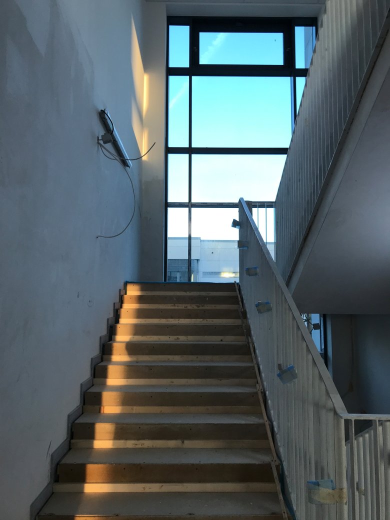 Die Geländerkonstruktion im Treppenhaus wurde montiert.