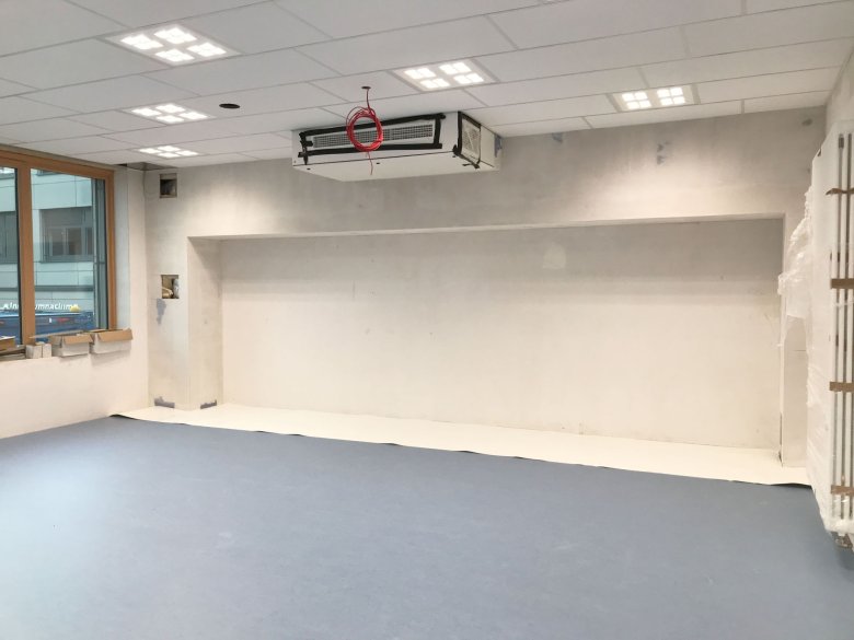 Die Hartbodenbeläge wurde verlegt. Parallel laufen die Elektro-Feinstallationen.