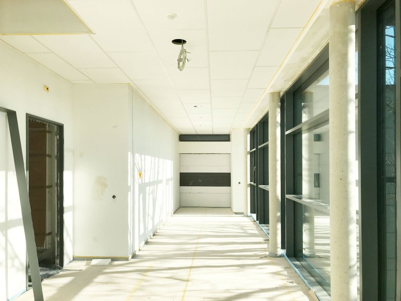 Die Malerarbeiten und die Türmontagearbeiten haben begonnen.