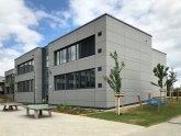 Gangolfsweg2_c_E26_2026_08 Schulhofseite mit Spielgeräten und erfolgten Baum- und Staudenpflanzungen