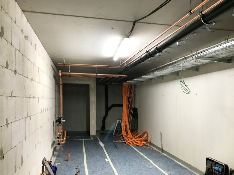 Die Installationsarbeiten der haustechnischen Gewerke sind weiter fortgeschritten.