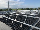 Montage_UK_PV_Module_c_E26_2025_7 Die Dachabdichtungsarbeiten wurden fertiggestellt. Die Unterkonstruktion für die Photovoltaikelemente wurde montiert.