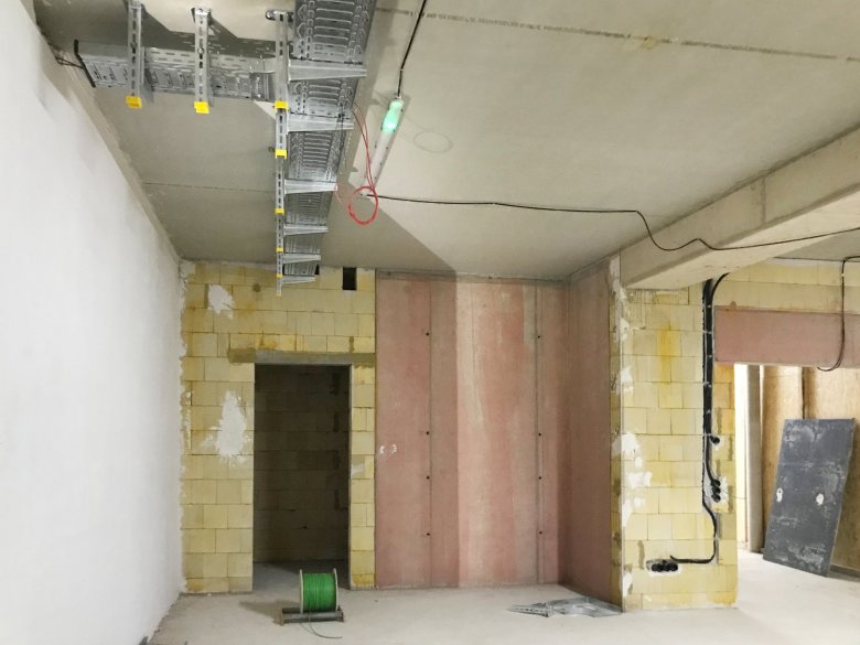 Die Installationsarbeiten der haustechnischen Gewerke im Neubau wurden begonnen.