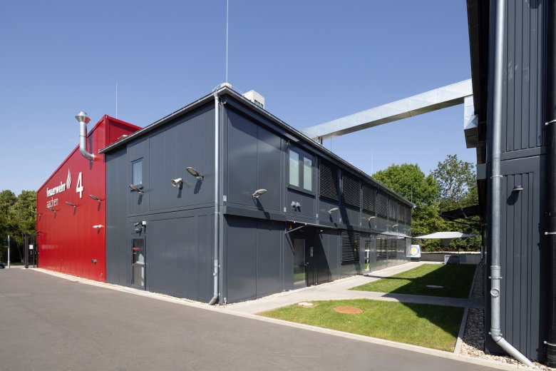 Wache und Sozialräume in zweigeschossiger Containerbauweise