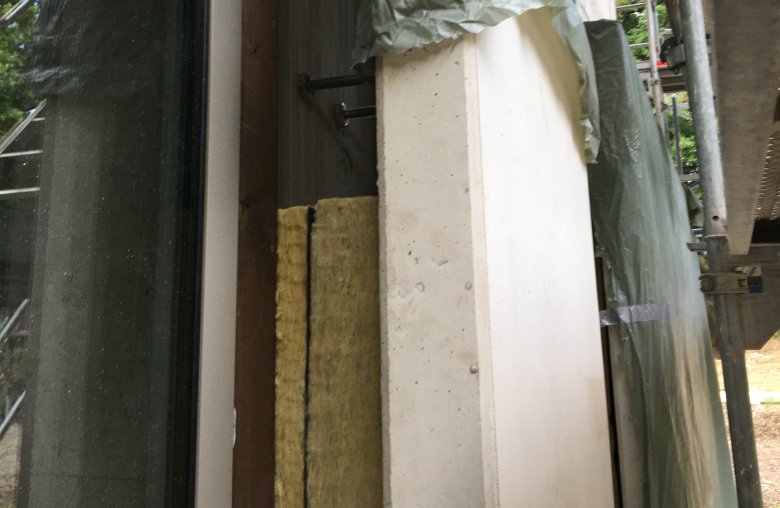 Betonelement2_c_E26_2022_09 Das montiere Sichtbetonelement mit Zwischenraumdämmung