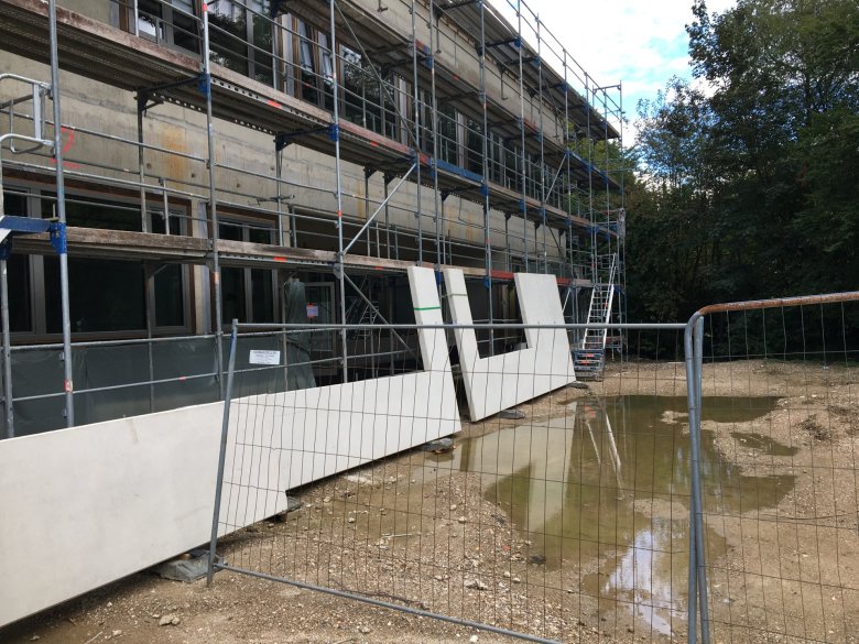 Fassadenelement_c_E26_2022_12 Die Sichtbetonfertigteile für die Fassade im Erdgeschoss wurden geliefert und warten auf Ihre Montage.
