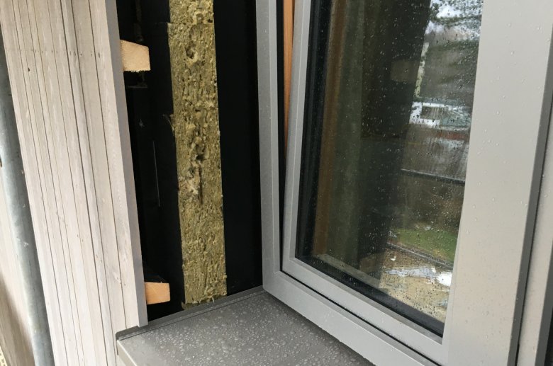 Fassade_Detail_c_E26_2022_12 Die Fenster wurden eingebaut, zu sehen ist der Wandaufbau.