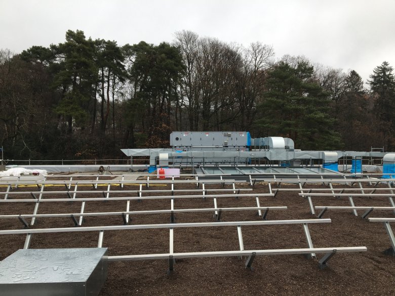 Substrat_c_E26_2022_12 Auf dem Dach wurden Substrat für die Begrünung und die Unterkonstruktion für die PV Anlage aufgebracht.