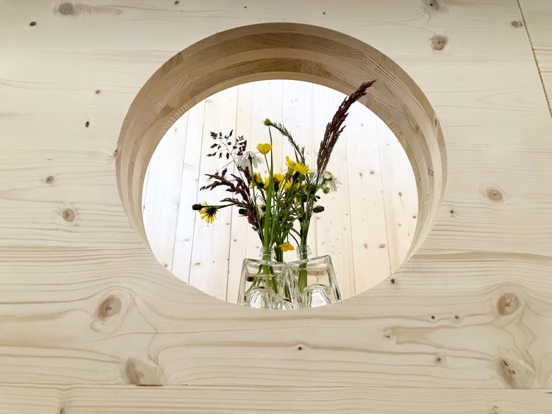 Blumensträuße für das Richtfest im Treppendetail