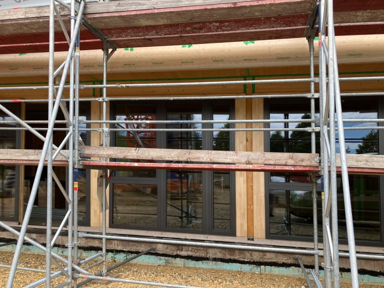 Die Holz-Alu-Fenster wurden eingebaut.