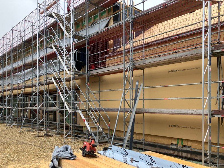 Wärmedämmung_c_E26_2025_07_22 Die Wärmedämmung der Fassade wird ausgeführt.