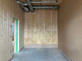 Unterkonstruktion_c_E26_2025_09_30 Die Unterkonstruktion der Lehmbauplatten ist montiert, erste Lehmbauplatten sind angebracht.